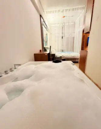 Bath Tubs / Hot Tubs